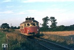 Der betagte VT 2 (Baujahr 1925) auf der Kreisbahnstrecke von Schleswig-Altstadt nach Kappeln an der Schlei. (05.1972) <i>Foto: Dieter Junker</i>