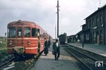 Zwischen Münster und Neubeckum wurde noch bis September 1975 ein bescheidener Personenverkehr von der WLE aufrecht erhalten. Das Bild zeigt einen der 1953 von der Maschinenfabrik Uerdingen gebauten Triebwagen im Bahnhof Sendenhorst. (09.1971) <i>Foto: Dieter Junker</i>