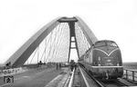 In mehreren Versuchsfahrten wurden im April 1963 mit V 200 109 bzw. V 200 111 Geschwindigkeits-Hochtastfahrten bis Vmax 140 km/h auf der neuen Fehmarnsundbrücke erprobt. (24.04.1963) <i>Foto: Walter Hollnagel</i>