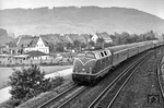 V 200 066 in Neesen (zwischen Porta und Minden) vor den Ausläufern des Wesergebirges auf dem Weg nach Hannover. (1965) <i>Foto: Otto Siedschlag</i>