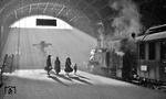 Im Winter 1935 gelang es Walter Hollnagel diese einzigartige Lichtstimmung mit 74 647 in der Bahnhofshalle von Hamburg-Altona festzuhalten. (01.1935) <i>Foto: Walter Hollnagel</i>