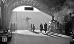 Noch ein Motiv der Licht- und Schattenspiele im Bahnhof Altona mit 74 647. (01.1935) <i>Foto: Walter Hollnagel</i>