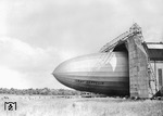Ausfahrt des Luftschiffes LZ 127 "Graf Zeppelin" in der Luftschiffwerft Friedrichshafen am Bodensee. LZ 127 gilt als das erfolgreichste Verkehrsluftschiff seiner Ära und besitzt u.a. zwei absolute Weltrekorde für Luftschiffe aller Klassen: Längste Fahrtstrecke eines Luftschiffes mit 6384,50 km und längste Fahrtdauer eines Luftschiffes mit 71 Stunden. (07.1928) <i>Foto: Walter Hollnagel</i>