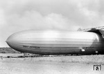Das erfolgreichste deutsche Luftschiff - die "Graf Zeppelin" - legte insgesamt knapp 1,7 Millionen Kilometer bei 590 unfallfreien Fahrten und 17.177 Fahrtstunden (zusammengerechnet gut 2 Jahre) zurück, wobei neben der Weltumrundung 139 mal der Atlantik nach Nord- und Südamerika überquert wurde. Es wurden 34.000 Passagiere befördert, davon 13.110 als zahlende Gäste, und 78.661 kg Fracht transportiert. Zurückgelegt wurden innerhalb der Einsatzzeit 1.720.000 Transport-km. Nach dem Unfall der "Hindenburg" in Lakehurst (USA) wurde auch die "Graf Zeppelin" am 19. Juli 1937 endgültig außer Dienst gestellt und 1940 in Frankfurt verschrottet. (07.1928) <i>Foto: Walter Hollnagel</i>