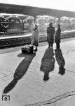 Reisende auf dem Bahnsteig in Hannover Hbf. (11.1959) <i>Foto: Walter Hollnagel</i>