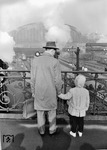 Momentaufnahme an der Altmannbrücke am Hamburger Hauptbahnhof. (1959) <i>Foto: Walter Hollnagel</i>