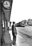 Unter Beobachtung des Aufsichtsbeamten von Horst in Holstein (zwischen Elmshorn und Wrist) fährt 38 1934 vom Bw Kiel durch den Bahnhof. (07.1952) <i>Foto: Walter Hollnagel</i>