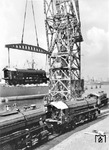 Verladung von Henschel Lokomotiven mit dem Ziel Indien im Hamburger Hafen. Die Verladung erfolgte am Mönckebergkai, weil dieser ein spezielles Breitspurgleis besaß. Die Loks waren für die "Central Railway" in Bombay bestimmt. (13.09.1954) <i>Foto: Walter Hollnagel</i>