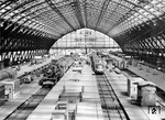 Blick in den Kölner Hauptbahnhof mit der aus Mönchengladbach eingefahrenen 23 034 und einem VT 11 als TEE 19 "Saphir" nach Oostende. (1960) <i>Foto: Ernst Winter</i>
