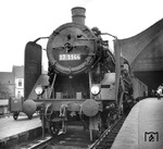 17 1144 (Bw Duisburg Hbf) wartet an der Westseite des Kölner Hauptbahnhofs auf Ausfahrt. (1937) <i>Foto: RBD Köln (Felten)</i>