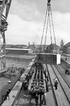 Verladung von Maschinenteilen mittels eines DEMAG 200 t Schiffskran im Hamburger Hafen.  (24.04.1959) <i>Foto: Walter Hollnagel</i>