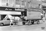 Noch im Jahre 1959 war dieses antiquierte 1-PS-Fuhrwerk als "Expreßgut- und Gepäckbeförderung von und nach dem Hauptbahnhof" in Hannover unterwegs.  (09.05.1959) <i>Foto: Walter Hollnagel</i>
