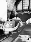 Hamburg-Dammtor war planmäßiger Zwischenhalt des TEE 78 "Helvetia". Der VT 11 dieselt aus der Halle. (01.1958) <i>Foto: Walter Hollnagel</i>