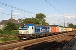 BoxXpress 193 843 (Siemens, Fabrik-Nr. 21937, Baujahr 2015) fährt vor einem Containerzug durch Hilden nordwärts. (10.06.2015) <i>Foto: Wolfgang Bügel</i>