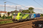Die erste vollflächige Werbelok der Baureihe 185 war 185 152, die seit Februar 2007 für "k+s" (Kali&Salz) wirbt, hier bei der Durchfahrt im Bahnhof Hilden. (09.06.2015) <i>Foto: Wolfgang Bügel</i>