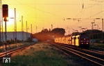Im golden glänzenden Abendlicht fährt der verspätete GM 47777 (Amsterdam Westhaven - München-Johanniskirchen) mit 151 163 und 151 055 durch den Bahnhof Hilden. (10.06.2015) <i>Foto: Wolfgang Bügel</i>