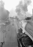 Ein Güterzug überholt in Hamburg Hbf einen Reisezug. (30.01.1958) <i>Foto: Walter Hollnagel</i>