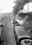 Nach Durchfahrt des Güterzuges darf auch die 03 im Hamburg Hbf starten. (30.01.1958) <i>Foto: Walter Hollnagel</i>