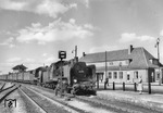 24 095 und 24 074 (beide Bw Lübeck) fahren in den Bahnhof Büchen ein. (07.09.1952) <i>Foto: Walter Hollnagel</i>