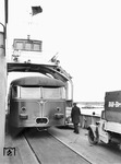 Ein Vorserien-VT 95 setzt auf dem Fährschiff "Schleswig-Holstein" von Heiligenhafen nach Fehmarn über.  (28.09.1951) <i>Foto: Walter Hollnagel</i>