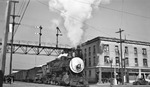 Für deutsche Verhältnisse eher ungewöhnlich die Ausfahrt eines Güterzuges mit Southern Pacific No. 2527 mitten durch Oakland an der Kreuzung des 1. Broadway. (07.02.1948) <i>Foto: Joseph P. Saitta</i>