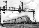 V 200 002 passiert mit F 4 ("Senator") die markante Signalbrücke mit den Einfahrsignalen zum Bahnhof Hamburg-Harburg. (12.07.1955) <i>Foto: Walter Hollnagel</i>