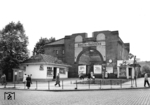 Während des Zweiten Weltkriegs wurde das Empfangsgebäude des Bahnhofs Berlin-Halensee von alliierten Bombern getroffen und brannte anschließend aus. Die Ruine blieb noch 15 Jahre stehen und diente weiterhin als Zugang zum Bahnhof.  (1956) <i>Foto: Slg. Erich Preuß</i>