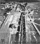 Luftaufnahme des Bahnhofs Neumarkt/Oberpfalz am Ende des Zweiten Weltkriegs. Auffällig sind die beiden langen Reihen abgestellter Lokomotiven, die vom Bombenhagel weitgehend verschont blieben. (1945) <i>Foto: Slg. Erich Preuß</i>