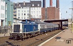 212 099 schiebt N 5255 nach Wuppertal-Oberbarmen durch Wuppertal-Barmen. (21.03.1981) <i>Foto: Wolfgang Bügel</i>