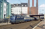 110 284 vor dem internationalen Schnellzug D 246 (Warschau - Berlin - Aachen) in Wuppertal-Barmen.  (21.03.1981) <i>Foto: Wolfgang Bügel</i>