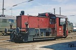 323 098 wurde am 01.04.1959 von Deutz an die DB als "Köf 6368" abgeliefert. Hier wartet sie im Bw Wanne-Eickel auf neue Aufgaben. Sie wurde am 30.11.1988 beim Bw Bremerhaven ausgemustert. (28.03.1981) <i>Foto: Wolfgang Bügel</i>