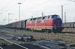 221 129 vor Ng 63727 im Güterbahnhof Wanne-Eickel. (28.03.1981) <i>Foto: Wolfgang Bügel</i>