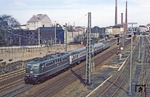 Zu Bundesbahnzeiten nichts ungewöhnliches: Die Güterzuglok 151 010 vor N 5722 in Wuppertal-Barmen. (28.03.1981) <i>Foto: Wolfgang Bügel</i>