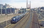 110 276 vor D 707 in Wuppertal-Barmen. Die Kamine im Hintergrund gehören zum Heizkraftwerk, das Spitzdach links zum Opernhaus. (28.03.1981) <i>Foto: Wolfgang Bügel</i>