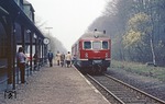 517 003 ist als N 5683 im Haltepunkt Eiserne Hand auf der Aartalbahn eingetroffen. Namensgebend für den Haltepunkt war ein Einschnitt im Hauptkamm des Taunus. (31.03.1981) <i>Foto: Joachim Bügel</i>