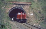 Auf der Bahnstrecke Mainz - Alzey verlässt 212 165 mit N 8376 den 378 m langen Klein Winternheimer Tunnel bei Klein Winternheim-Ober Olm. (07.04.1981) <i>Foto: Joachim Bügel</i>