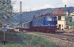 118 008 mit E 2657 (Heidelberg - Osterburken) in Neckarsteinach. (09.04.1981) <i>Foto: Joachim Bügel</i>