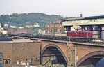 Mit einem Übergabezug nach Remscheid-Lüttringhausen fährt 212 073 über die Wupperbrücke in Wuppertal-Rauenthal. (10.04.1981) <i>Foto: Wolfgang Bügel</i>
