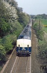 Völlig überraschend kam Gdg 58126 in Doppeltraktion mit 221 117 und 221 112 aus Flandersbach talwärts gefahren, sodass die für zwei Loks unglückliche Fotostelle nicht mehr gewechselt werden konnte. (11.04.1981) <i>Foto: Wolfgang Bügel</i>