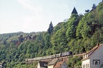 118 014 mit N 7351 (Heidelberg - Lauda) vor der Kulisse der gleichnamigen Burg in Zwingenberg am Neckar. (15.04.1981) <i>Foto: Joachim Bügel</i>