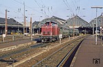212 208 verlässt mit einem Nahverkehrszug den Karlsruher Hauptbahnhof. (16.04.1981) <i>Foto: Joachim Bügel</i>