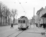 Ebenfalls an der Ecke Borchener Straße ist der von Sennelager kommende Tw 31 in Richtung Hauptbahnhof unterwegs, im Hintergrund der Westerntor-Kreisel. In den 1930er Jahren hatte die PESAG für ihren Wagenpark einen hellgrün/beigen Anstrich eingeführt.  (08.02.1962) <i>Foto: Reinhard Todt</i>