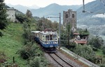 Vor der Burgruine von Masera ist ABFe 4/4 16 auf der Società subalpina di imprese ferroviarie (SSIF) im Valle Vigezzo unterwegs, einem auf italienischem Gebiet liegenden Teil der internationalen Bahnlinie von Domodossola nach Locarno. Die Strecke verbindet die Gotthardbahn in Locarno (Schweiz) mit der Simplonbahn in Domodossola. (29.09.1992) <i>Foto: Ulrich Neumann</i>