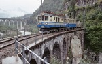 Bei Isella-Olgia (kurz vor der italienisch-/schweitzer Grenze) überquert der Zug das Viadukt über den Melezza. (29.09.1992) <i>Foto: Ulrich Neumann</i>