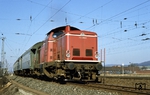 Mit einem Zug aus 3achs-Umbauwagen (B3yge) fährt 212 005 durch Göttingen-Weende. (20.02.1974) <i>Foto: Prof. Dr. Willi Hager</i>