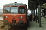 515 515 nimmt als E 2103 (!) nach Vienenburg die Fahrgäste im Bahnhof Holzminden auf. (25.02.1974) <i>Foto: Prof. Dr. Willi Hager</i>