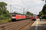 Im Bahnhof Hilden überholen 189 053 und 189 033 mit dem leeren Erzzug GM 48712 aus Dillingen Hochofen Hütte den 422 538 auf der S-Bahnlinie 1 von Solingen nach Dortmund. (09.06.2015) <i>Foto: Wolfgang Bügel</i>