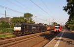CAPTRAIN 189 111 und 189 114 vor einem "DGS" (Standardgüterzug eines externen EVU) im Bahnhof Hilden. Am Bahnsteig steht wiederum eine S 1 (422 546) nach Dortmund. (10.06.2015) <i>Foto: Wolfgang Bügel</i>