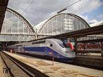 Der TGV Duplex ist eine Bauart des französischen Hochgeschwindigkeitszuges TGV. Er wurde eigentlich entwickelt, um höhere Kapazitäten auf der permanent überlasteten Hochgeschwindigkeitsstrecke Paris-Lyon anbieten zu können. Seit 23. März 2012 werden die Euroduplex-Züge auch auf der Linie zwischen Frankfurt a. M. und Marseille eingesetzt. Das Bild zeigt einen der Probezüge ein halbes Jahr vor der offiziellen Betriebsaufnahme in Frankfurt am Main. (13.10.2011) <i>Foto: Erich Preuß</i>