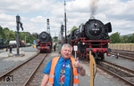 Ohne ihn wäre nichts gelaufen: Der Geschäftsführer der InteressenGemeinschaft Eisenbahn e.V. (IGE) Armin Götz zeigt seine Zuversicht bei der ersten Zwischenetappe der großen Rundreise in Neuenmarkt-Wirsberg. (31.07.2015) <i>Foto: Joachim Schmidt</i>